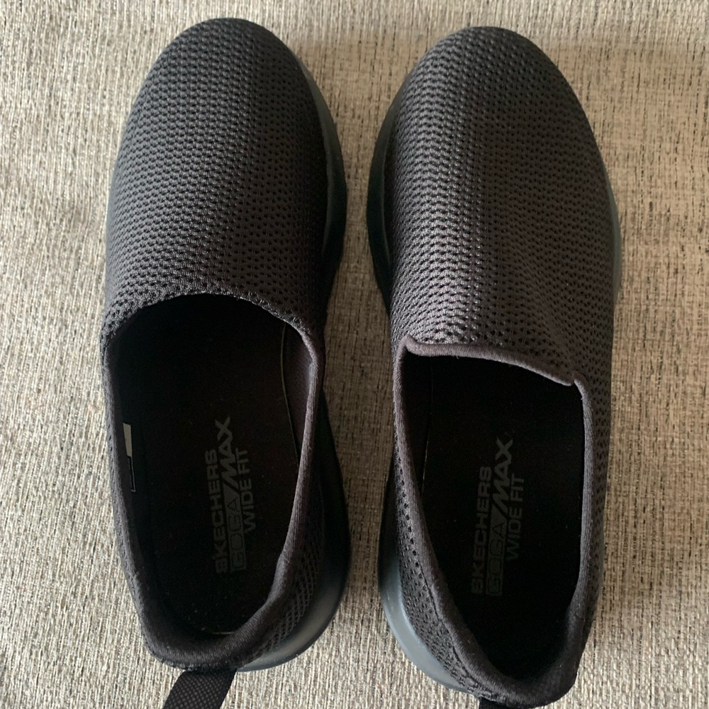 Skechers GoWalk • Goga Max • Wide Fit • Men’s 7.5 (BBK)